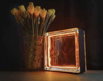 Handgemaakte amberkleurige glazen bloklamp, minimalistisch sfeerlicht, warme sfeerverlichting