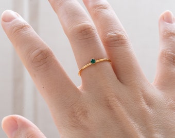 Minimalist Emerald Ring-Green Stone Tiny Skinny Ring-Small Dainty Cubic Zirconia Shinny Bling Ring-Everyday Statement Ring-Birthday Gift