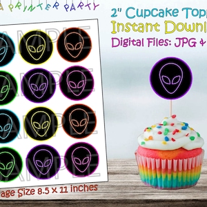 Peut inclure: Toppers de cupcake imprimables de 5 cm de diamètre avec des silhouettes de têtes d'extraterrestres en vert néon, jaune, violet et orange sur fond noir. La feuille imprimable comprend 12 toppers de cupcake et mesure 21,6 x 27,9 cm.