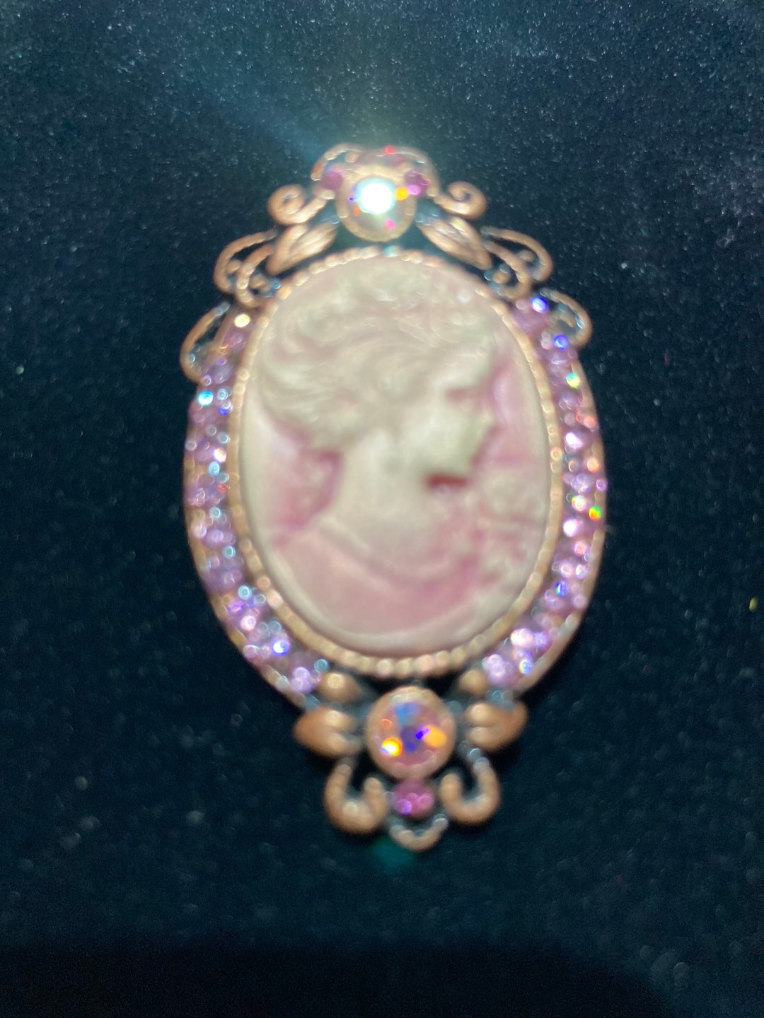 Broche Pendentif Vintage Camée Couleur Or - Scène Galante Colorée, Pièce Unique Ancienne N°412