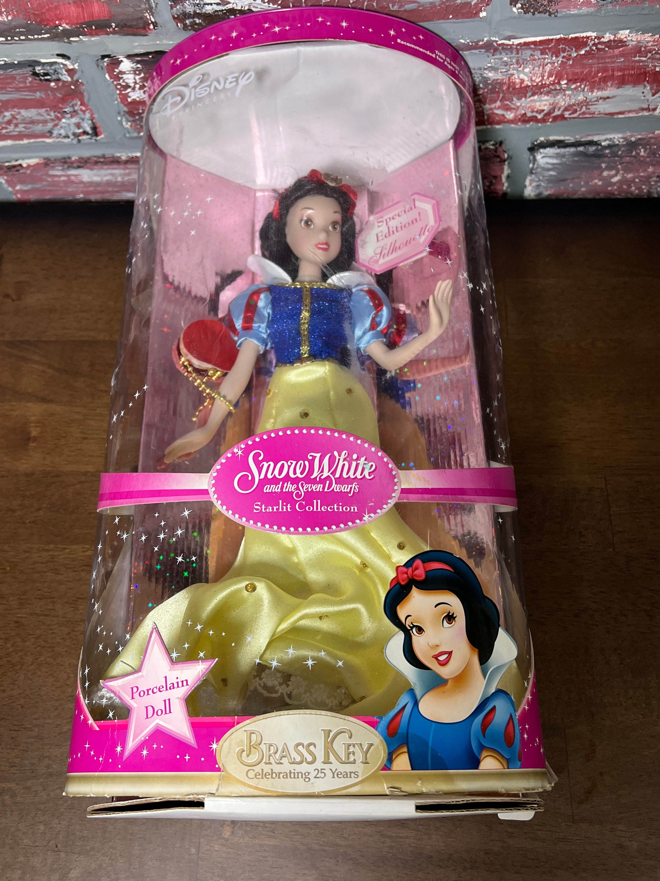 Vintage 2006 Disneys Snow White Starlit Collection Porcelain Doll NIB 