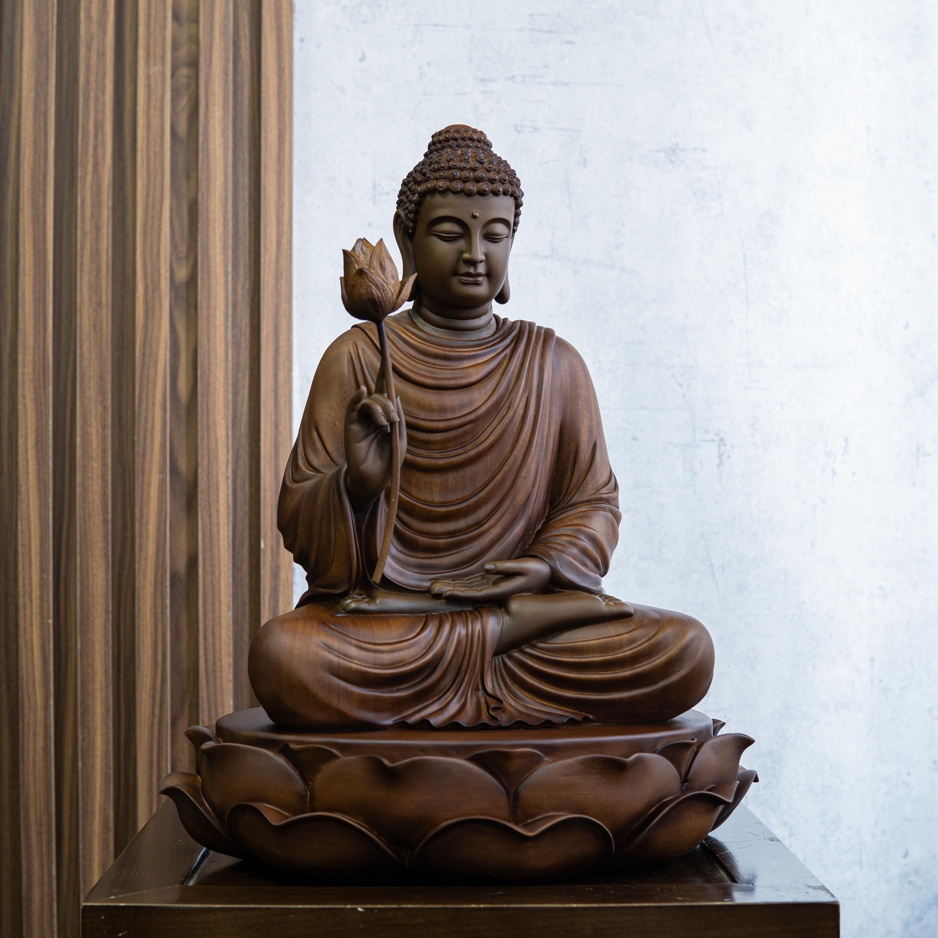 蓮華座釈迦牟尼仏像 19インチ、蓮華座に座る釈迦牟尼仏像（木製