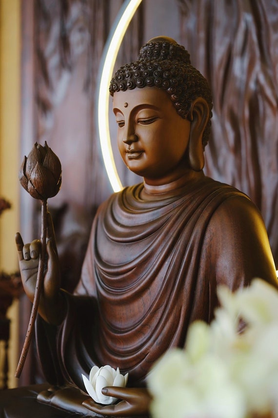 蓮華座釈迦牟尼仏像 19インチ、蓮華座に座る釈迦牟尼仏像（木製