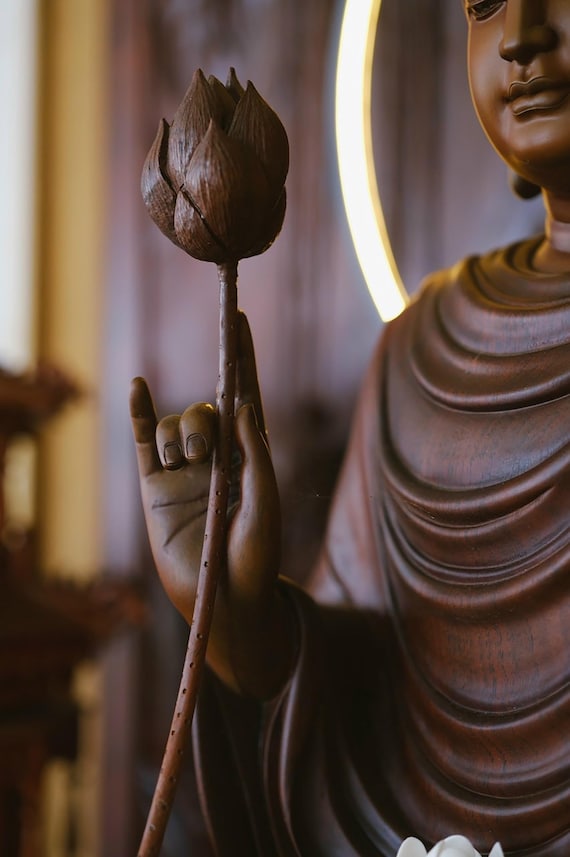蓮華座釈迦牟尼仏像 19インチ、蓮華座に座る釈迦牟尼仏像（木製