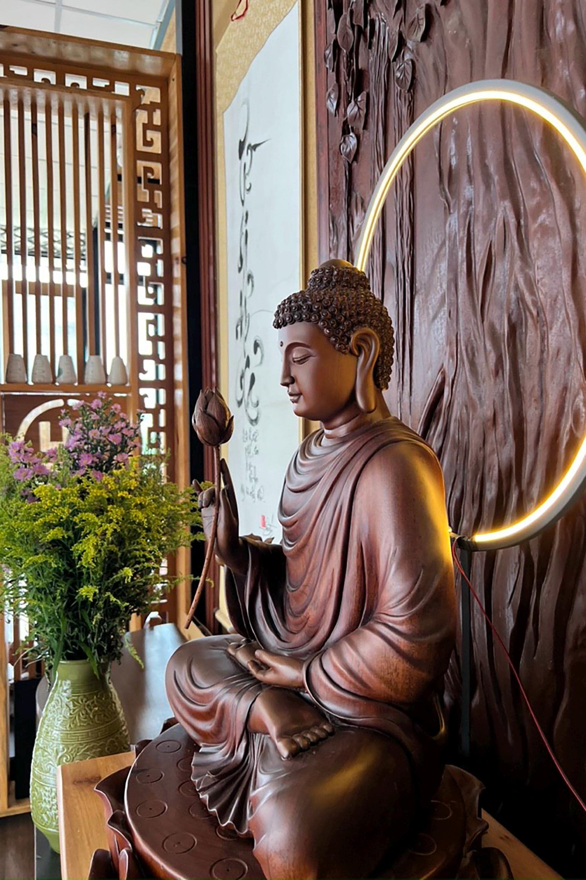 蓮華座釈迦牟尼仏像 19インチ、蓮華座に座る釈迦牟尼仏像（木製