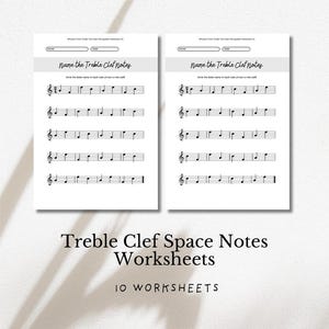 Può includere: Due fogli di lavoro bianchi con notazione musicale e la scritta "Name the Treble Clef notes." Sotto, sono visualizzati i testi "Treble Clef Space Notes Worksheets" e "10 WORKSHEETS".