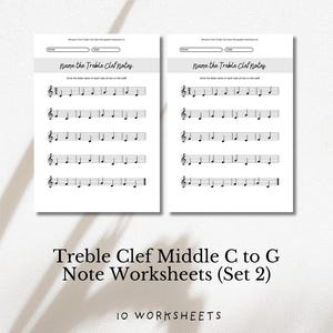 Op de afbeelding: Twee witte werkbladen met muzieknotatie en de tekst "Name the Treble Clef Notes". De werkbladen zijn getiteld "Treble Clef Middle C to G Note Worksheets (Set 2)" en bevatten 10 werkbladen.