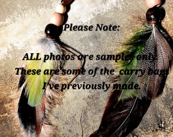 Puede incluir: Un accesorio decorativo con dos grupos de plumas en tonos verde, marrón y negro, acentuado con cuentas de madera y un cierre de palanca. El texto dice: Please Note: ALL photos are samples only. These are some of the carry bags I've previously made.