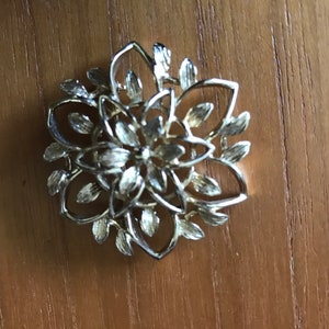 Signed Sarah Coventry Gold Peta Lure Flower Brooch