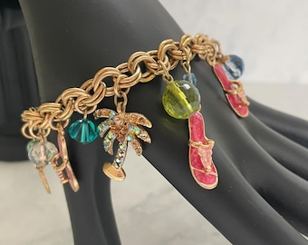 Pulsera con dijes vintage firmada de Kirks Folly / Cadena vintage / 15 dijes con temática de playa / Latón y esmalte / Cristales de vidrio