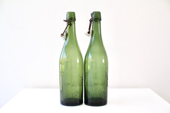 2er Set Antike grüne Bierflasche mit Porzellan-Clip-Verschluss / Antike grüne geprägte Glasflasche mit Porzellandeckel