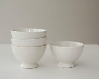 ヴィンテージの白い磁器の薬瓶、アンティークの白い磁器の薬瓶、白い