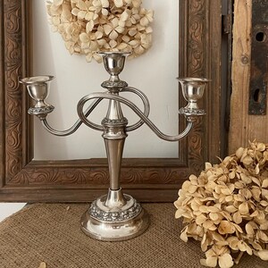 Candélabre vintage à trois bras en métal argenté (Ianthe, argenterie anglaise ; décoration de table formelle ; centre de table)