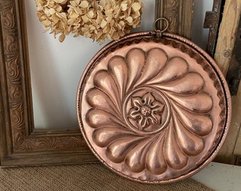 Grand moule à gâteau en cuivre vintage français avec motif floral (décoration murale de cuisine en cuivre ; poêle en cuivre avec crochet de suspension)