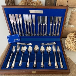 Vintage Wiltshire 8-Personen-Besteck mit Salatbesteck in der Original-Feldflasche (58 Teile; Silberbesteck für 8 Personen)