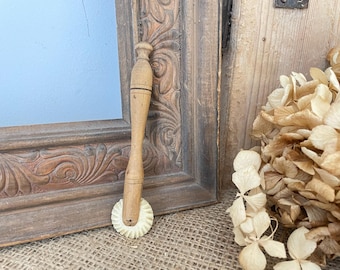 Cortador de masa de madera vintage (Rodillo manual para rizar la masa; decoración rústica para repostería de cocina de granja)