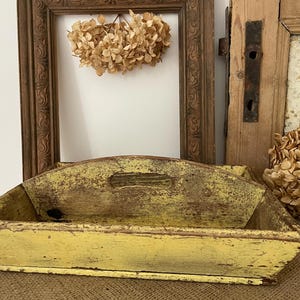 Vintage Timber Cutlery Tray, Chippy Yellow with Handle (Country Farmhouse Kitchen Décor; Vintage Utensil Holder, Desk Tidy Organiser)
