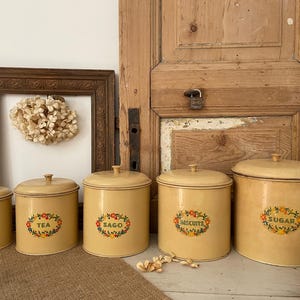 Vintage aluminium graderad behållarset, bakelitknoppar (set om fem, köksinredning i krämfärg från 1940-talet)