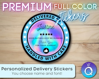 Puede incluir: Pegatina redonda con el texto "PREMIUM FULL COLOR Stickers" en la parte superior. La pegatina tiene un centro holográfico con el nombre "Justine" y las palabras "GOOD RATINGS KEEP ME RUNNING" y "Thank You FOR YOUR SUPPORT". La pegatina también dice "HANDLED WITH CARE".