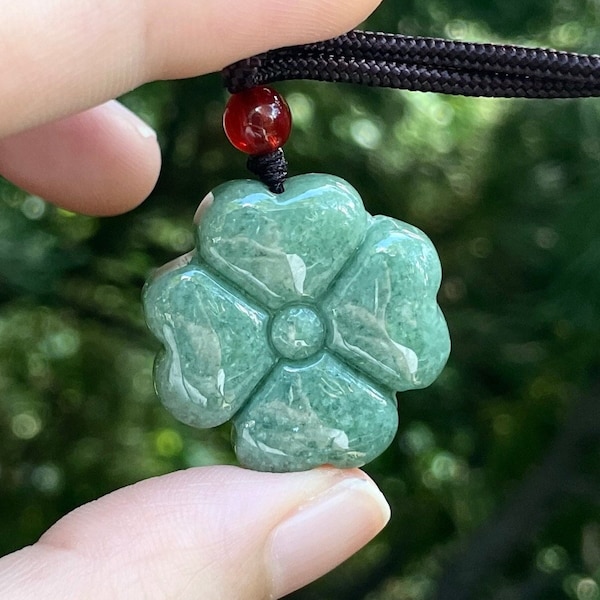 Authentique collier trèfle à quatre feuilles en jade vert, bijoux pendentif fleur mignon porte-bonheur, breloque vintage en jadéite de type A, cadeau de bénédiction chinoise pour femme