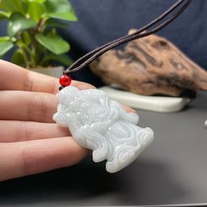 Dieu de la richesse, Cai Shen, culture chinoise, collier avec pendentif à breloques en jade sculpté, cadeau du Nouvel An lunaire, fortune porte-bonheur, réussite professionnelle