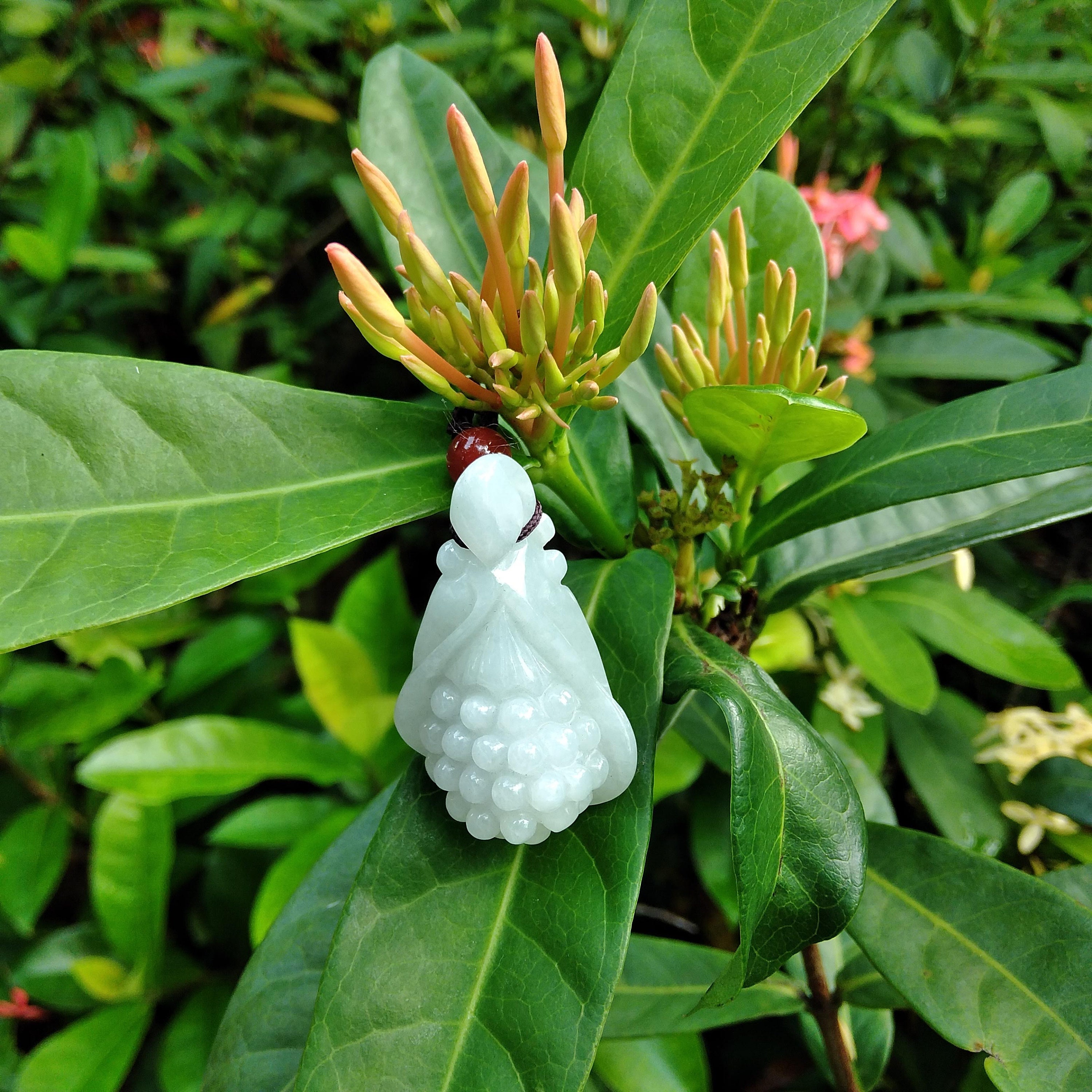 本物の氷のような白い翡翠彫刻の花の蘭のペンダント、手作りの