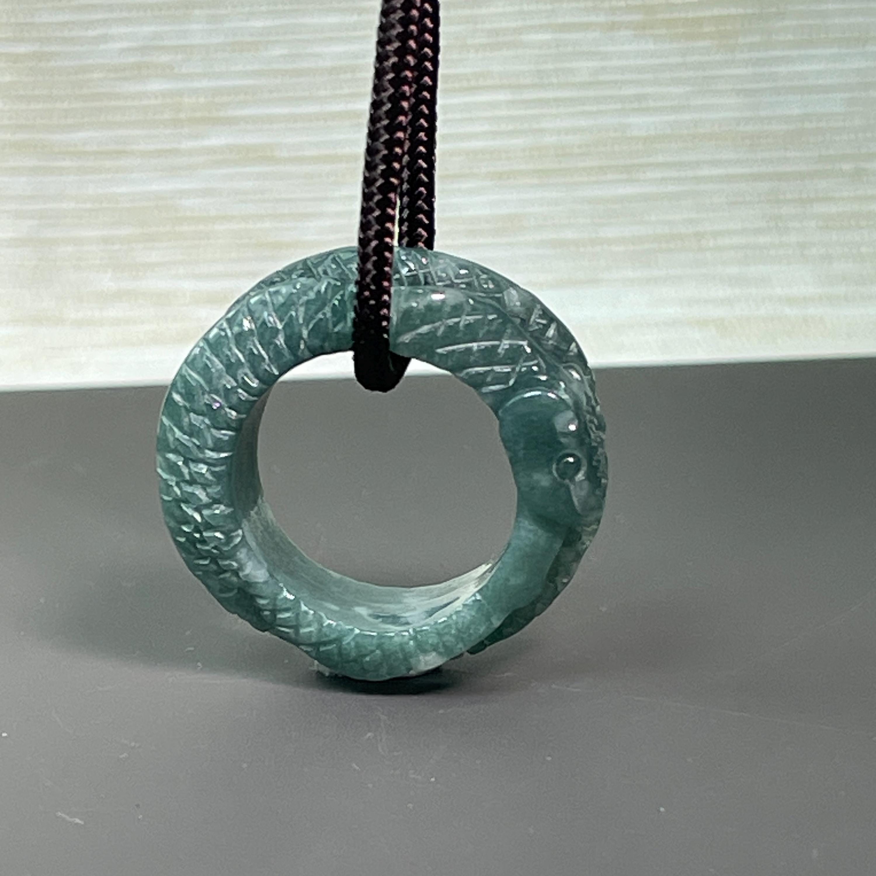 本物の翡翠彫刻が施された蛇の指輪：インフィニティ翡翠バンド、中国の