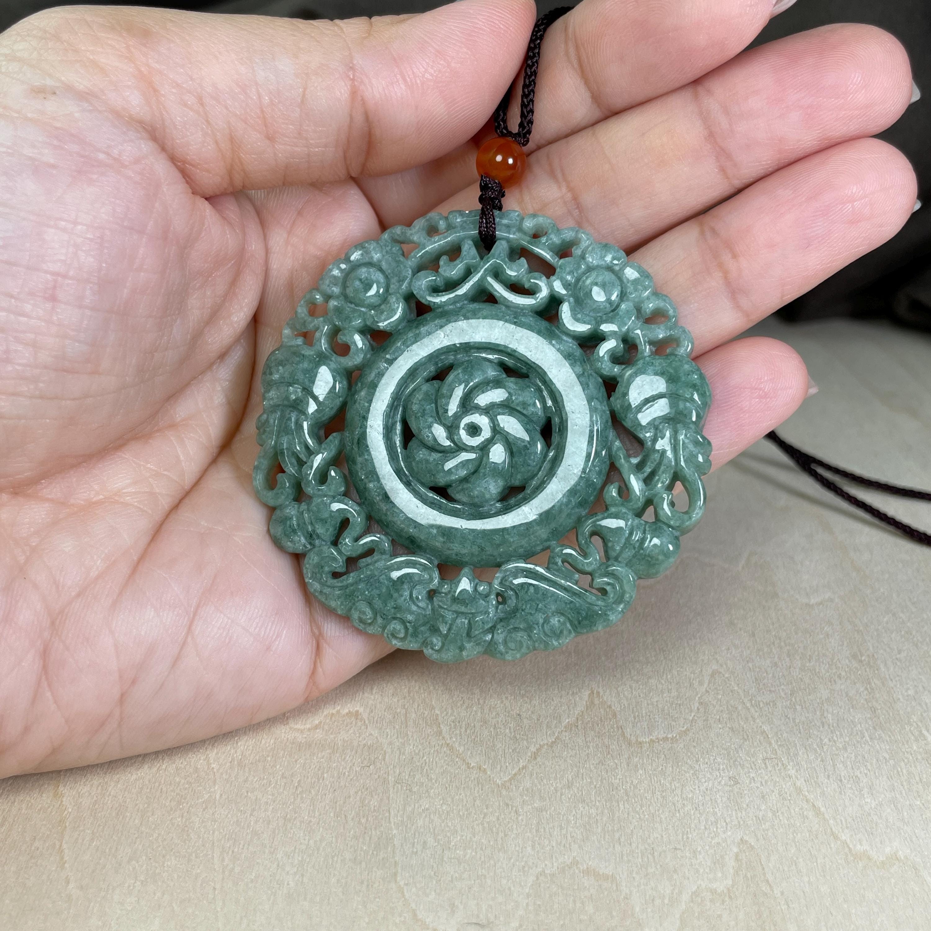 本物のグリーン翡翠製幸運のお守りネックレス：コウモリ、クラゲ、如意