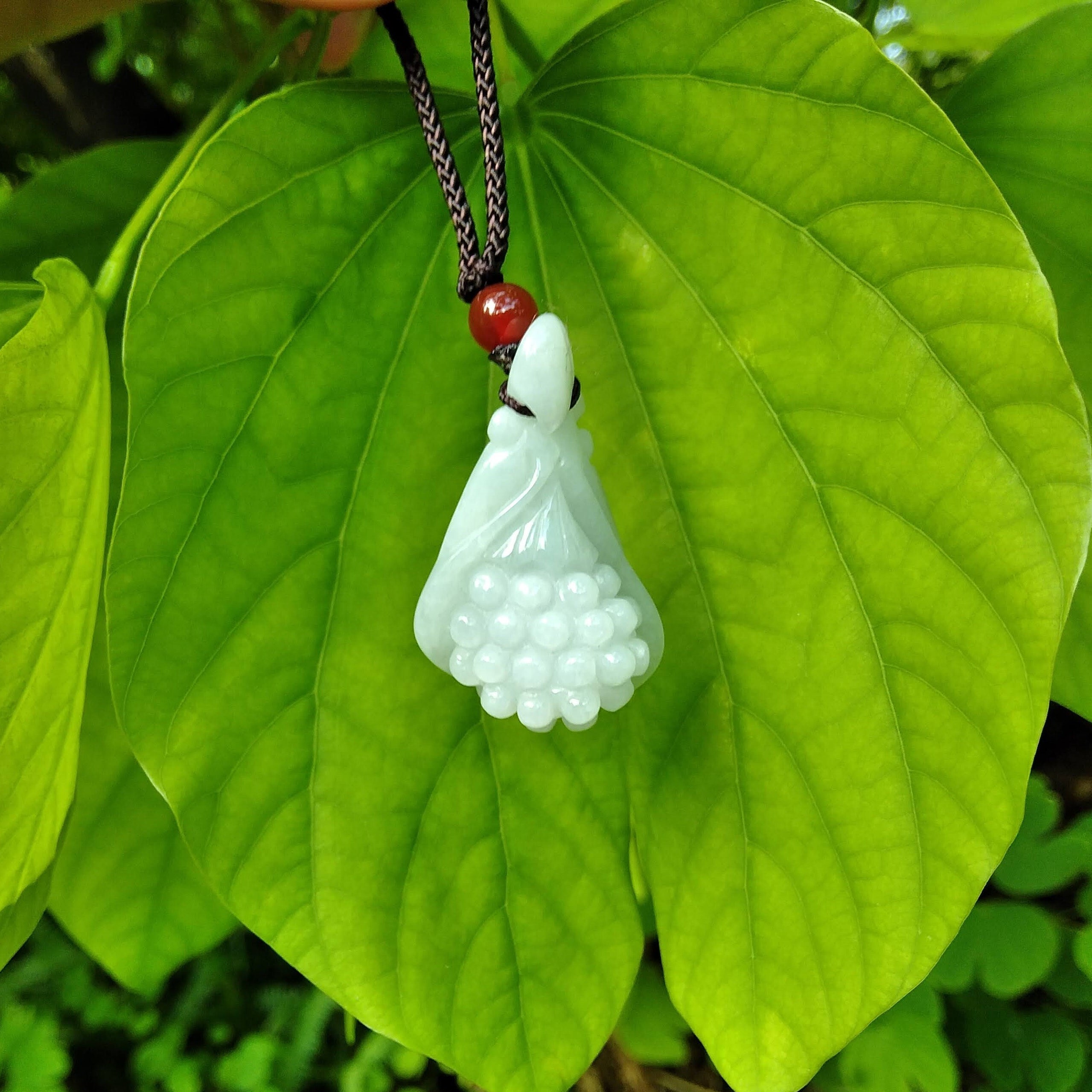 本物の氷のような白い翡翠彫刻の花の蘭のペンダント、手作りの