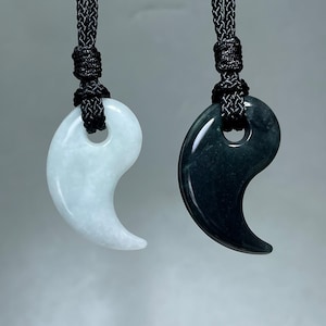 Amuleto Magatama de jade japonés auténtico de grado A: Collar ajustable con amuleto Feicui de jade blanco/negro natural, joyería de la suerte para hombre y mujer.