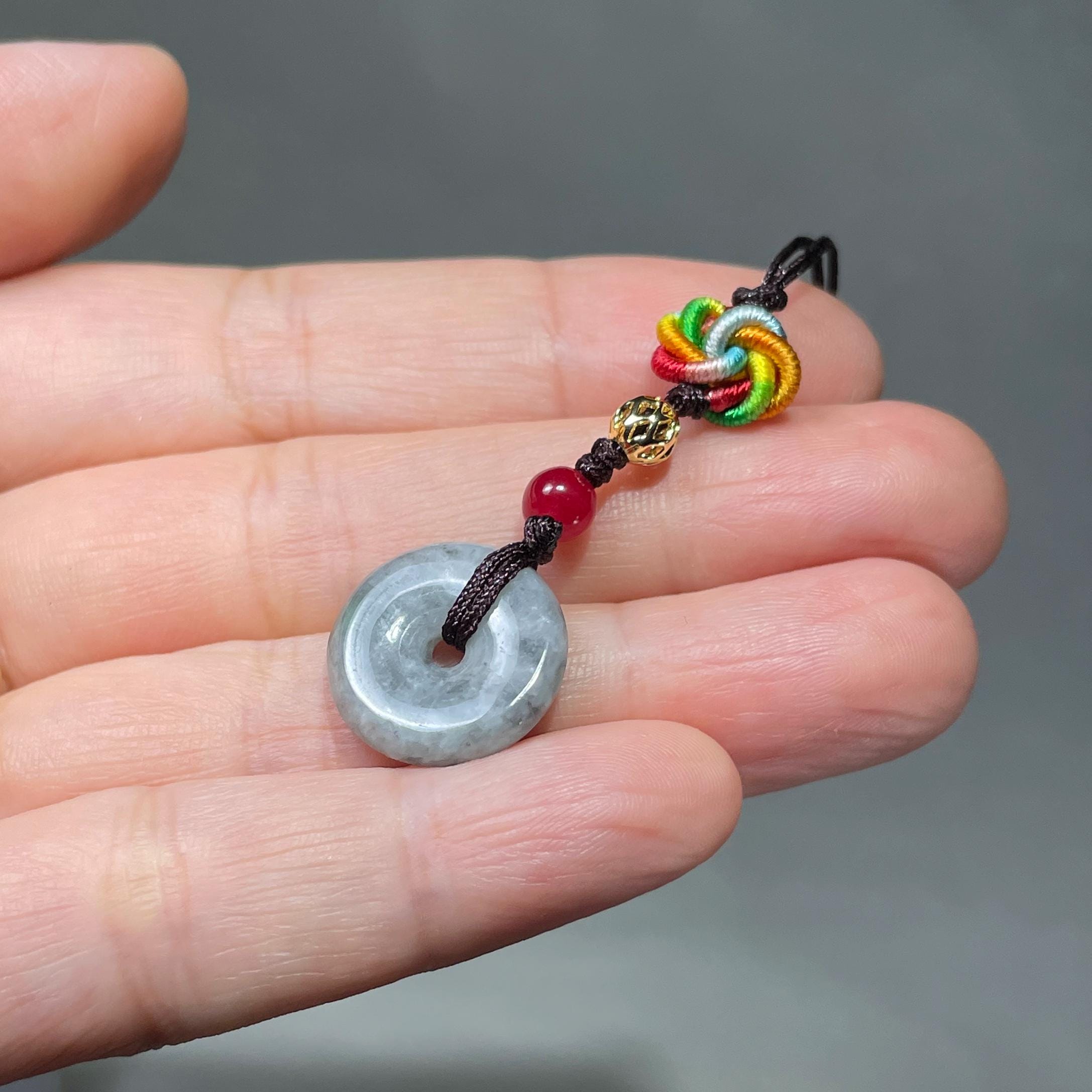 本物の氷のような黒翡翠ドーナツ型バイパイ携帯チャーム：ラッキー