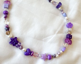 Collier de perles violet tendance avec perles de verre, perles d’eau douce et perles acryliques