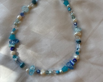 Collier perlé à la mode bleu avec des perles de verre, des perles d’eau douce et des perles acryliques