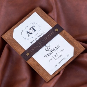 Invitación de boda rústica de madera con detalles en cuero • Tarjeta de abedul grabada con láser de 4×6″ • Sobre kraft • Invitación personalizable de estilo campestre o granero