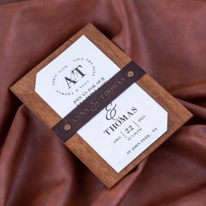 Personalisierte Hochzeitseinladungen aus Holz mit Leder-Detail - Rustikale Holzeinladungen, Elegante Hochzeitseinladungen - Individuelle Hochzeitseinladungen