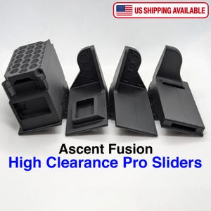 Könnte beinhalten: Vier schwarze 3D-gedruckte Komponenten mit der Aufschrift Ascent Fusion High Clearance Pro Sliders. Das Set enthält einen rechteckigen Block mit sechseckigem Muster oben und drei L-förmige Halterungen mit passender sechseckiger Textur.