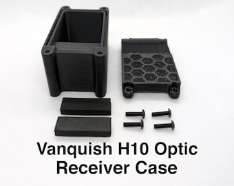 Puede incluir: Un kit de carcasa para receptor óptico Vanquish H10 en color negro que incluye una caja rectangular, una tapa con patrón de panal hexagonal, dos almohadillas de espuma rectangulares y cuatro tornillos metálicos negros para el montaje.