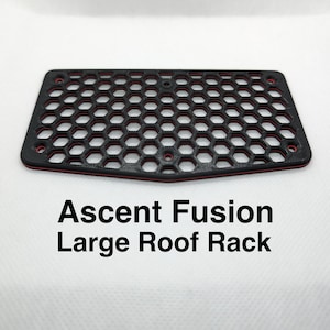 Könnte beinhalten: Schwarzer Dachträger mit Wabenmuster und rotem Rand. Der Text "Ascent Fusion Large Roof Rack" ist unter dem Träger aufgedruckt.