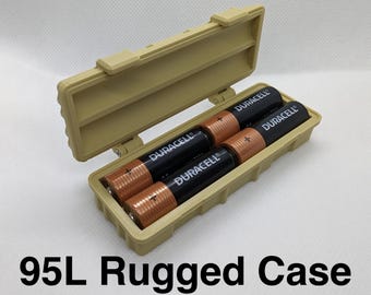 Puede incluir: Una caja de almacenamiento rectangular de plástico color canela con bisagras que contiene dos pilas AA Duracell negras y cobrizas. La caja presenta un diseño resistente con un mecanismo de cierre seguro para proteger las pilas.