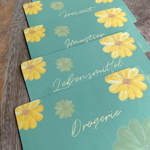 Deckblätter/Dashboards und Budget Tracker für A6 Binder | mit gelbem Blumenmotiv und salbeigrünem Hintergrund