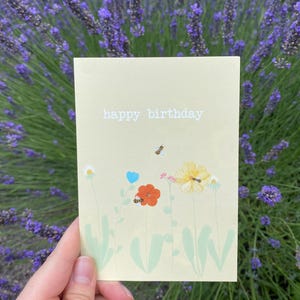 Geburtstagskarte mit minimalistischem Blumenmotiv und Bienen inklusive Briefumschlag | Glückwunschkarte mit floralem Design