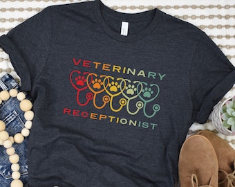 Camiseta de recepcionista veterinaria, camiseta para personal de recepción de hospital veterinario, regalo de recepcionista veterinaria, camisetas de recepcionista veterinaria