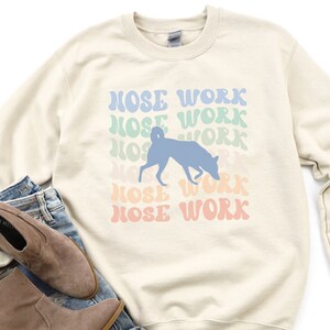 Sweat-shirt de travail pour le nez K9 de style rétro, chemise de travail pour le nez style années 70, haut de dressage au parfum de chien groovy, pull de sport canin pour femme à la mode pour elle