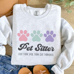 Sudadera de cuidador de mascotas, regalo para cuidador de perros, regalo divertido para amantes de los perros, regalo para tía perruna, regalo para abuela perruna, cuidador de perros y gatos, ámalos y consiéntelos. Ash