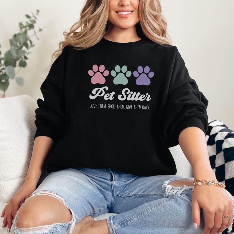 Sudadera de cuidador de mascotas, regalo para cuidador de perros, regalo divertido para amantes de los perros, regalo para tía perruna, regalo para abuela perruna, cuidador de perros y gatos, ámalos y consiéntelos. Black