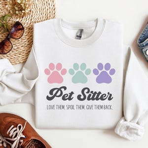Sudadera de cuidador de mascotas, regalo para cuidador de perros, regalo divertido para amantes de los perros, regalo para tía perruna, regalo para abuela perruna, cuidador de perros y gatos, ámalos y consiéntelos. White