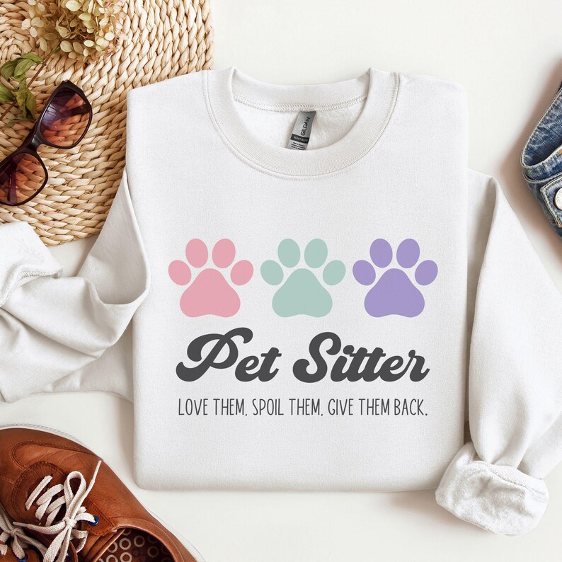Sudadera de cuidador de mascotas, regalo para cuidador de perros, regalo divertido para amantes de los perros, regalo para tía perruna, regalo para abuela perruna, cuidador de perros y gatos, ámalos y consiéntelos. White