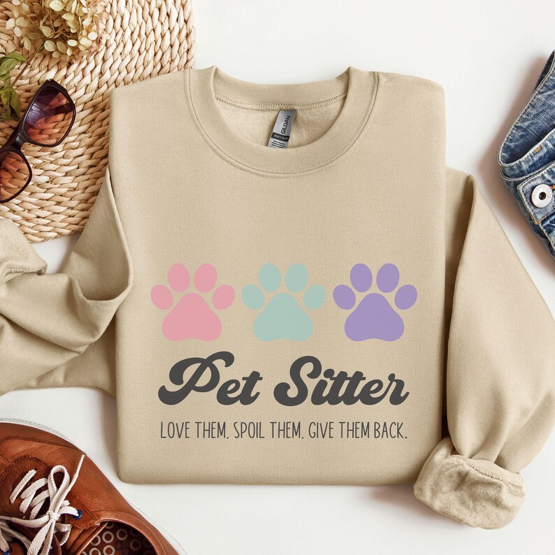 Sudadera de cuidador de mascotas, regalo para cuidador de perros, regalo divertido para amantes de los perros, regalo para tía perruna, regalo para abuela perruna, cuidador de perros y gatos, ámalos y consiéntelos. Sand
