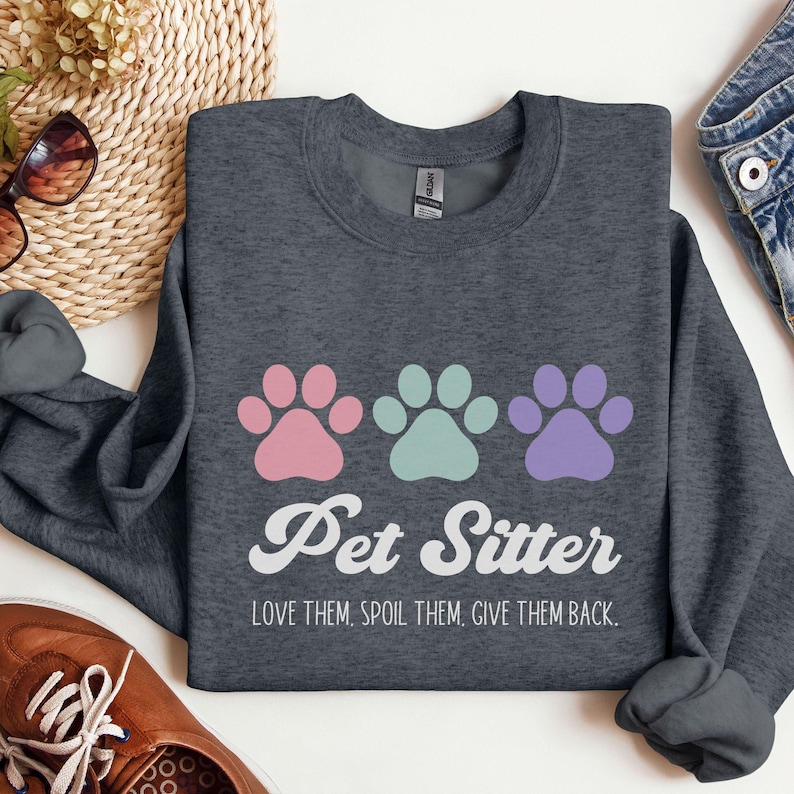 Sudadera de cuidador de mascotas, regalo para cuidador de perros, regalo divertido para amantes de los perros, regalo para tía perruna, regalo para abuela perruna, cuidador de perros y gatos, ámalos y consiéntelos. Dark Heather