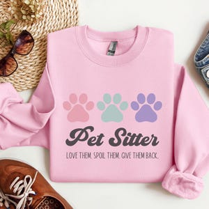 Sudadera de cuidador de mascotas, regalo para cuidador de perros, regalo divertido para amantes de los perros, regalo para tía perruna, regalo para abuela perruna, cuidador de perros y gatos, ámalos y consiéntelos. Light Pink